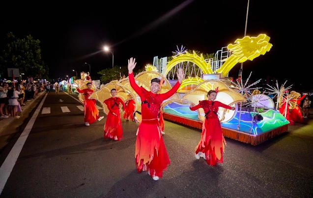 Đà Nẵng ‘bùng nổ’ trong đêm mở màn lễ hội Carnival đường phố Sun Fest