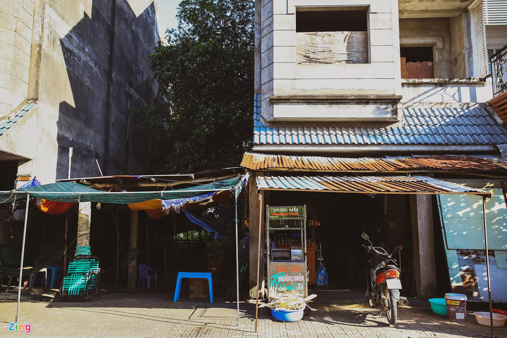 Loạt biệt thự tiền tỷ bỏ hoang cả 10 năm cạnh cao tốc ở quận 9