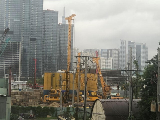 B&ecirc;n trong c&ocirc;ng trường, c&aacute;c hoạt động thi c&ocirc;ng diễn ra rầm rộ.