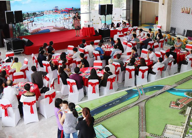 Tháng 7 âm lịch, một số doanh nghiệp còn tung nhiều “chiêu” khuyến mãi “khủng” để câu khách hàng.