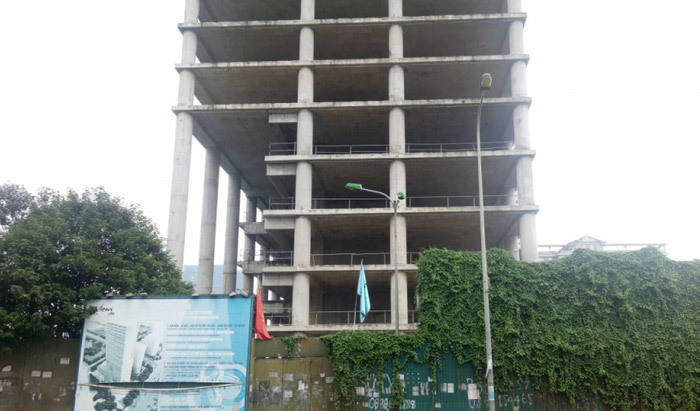 Tòa tháp 'ma' hoang lạnh, ngàn tỷ đổ nát giữa Thủ đô