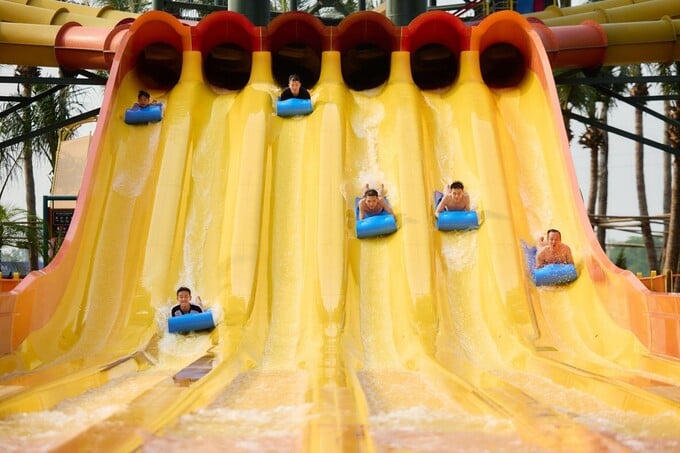 Công viên nước Hà Nam được trang bị hệ thống trò chơi hiện đại, đẳng cấp quốc tế, với 40 đường trượt đa dạng và 14 tổ hợp trò chơi hấp dẫn.