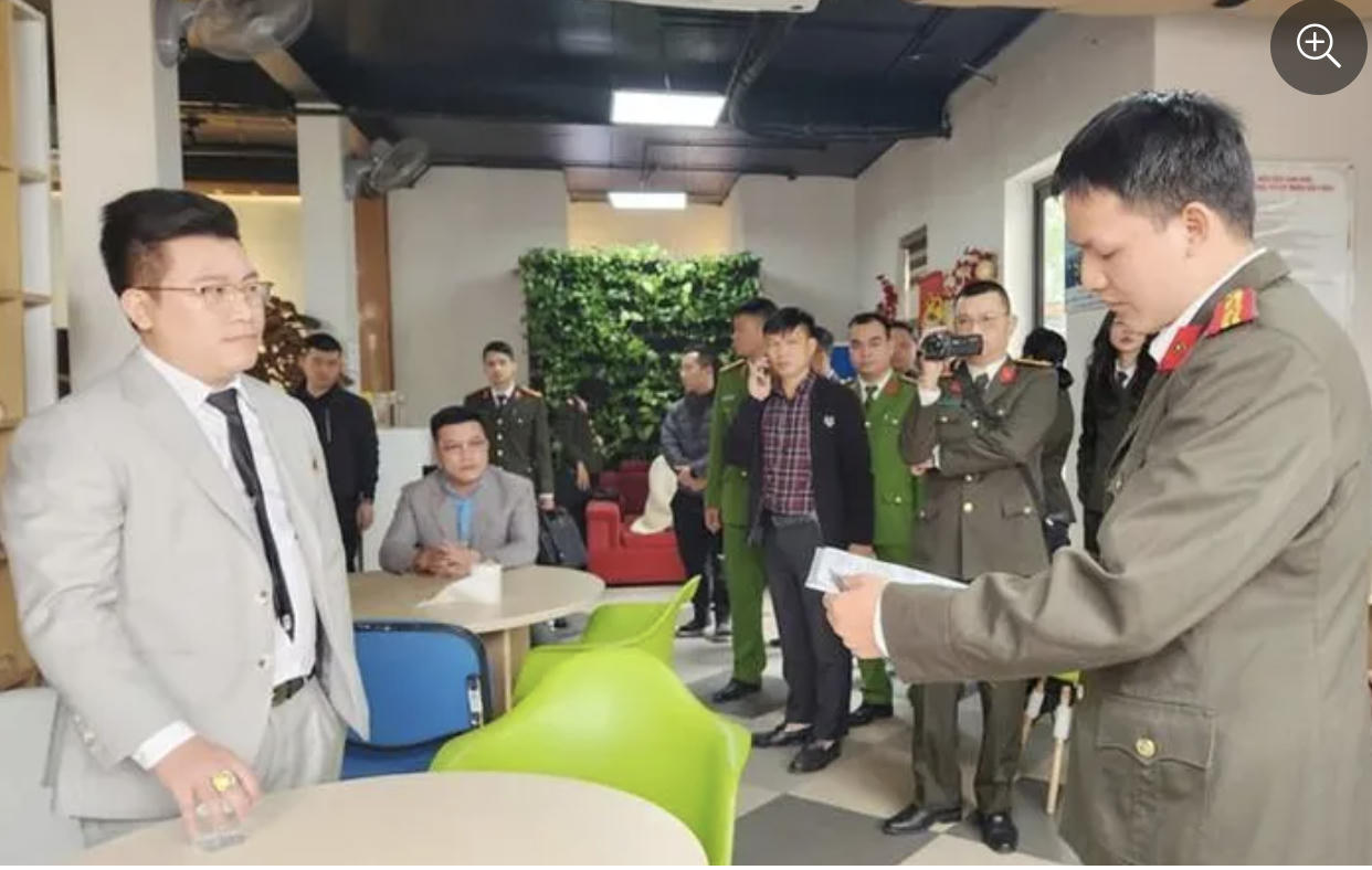 Hồ Quốc Thân đã bổ nhiệm anh trai là Hồ Quốc Đức (áo xanh) làm Phó Tổng Giám đốc Công ty.