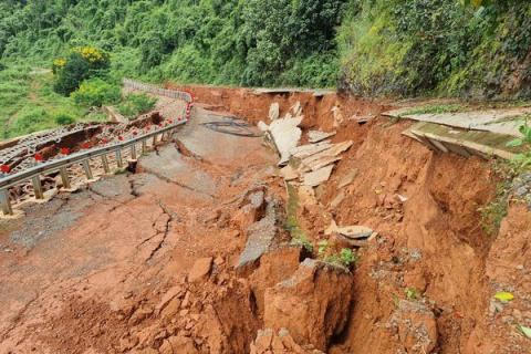 Đường gần 27 tỷ chưa bàn giao đã hỏng: Có mạch nước ngầm