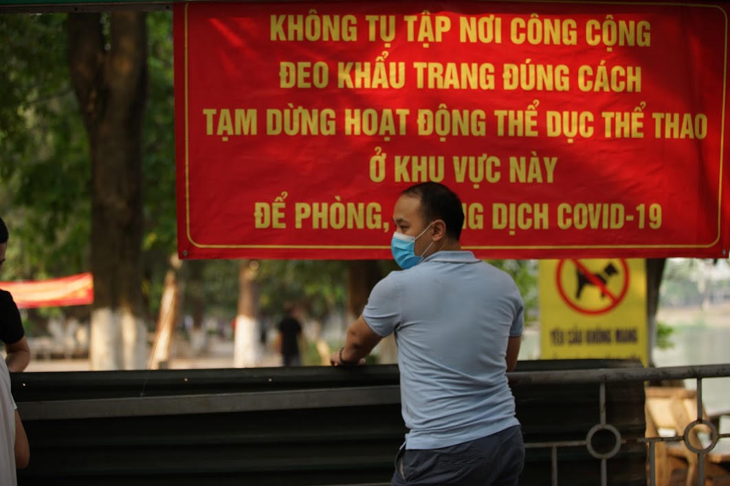 Hà Nội: Dựng rào chắn, treo biển cảnh báo không tụ tập nơi công cộng