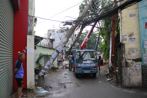 Cay do, mai nha sap, cot dien gay hang loat sau loc lon o Go Vap