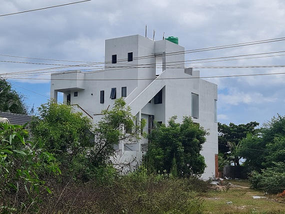 Phan Thiết: Biệt thự xây không phép giữa khu dân cư lụp xụp, tồi tàn