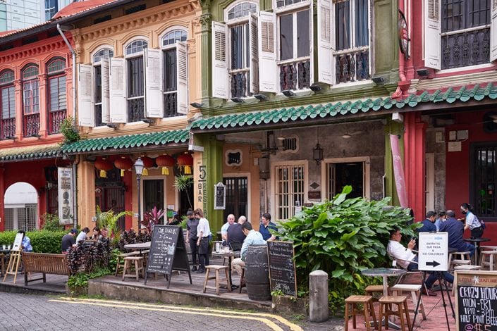 Các quán bar tại một khu shophouse di sản ở Singapore. &nbsp;