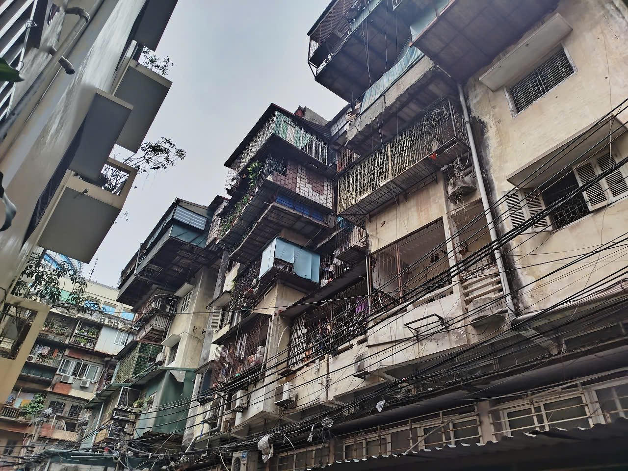 Thâm nhập chung cư xuống cấp nghiêm trọng, suốt 14 năm chờ được xây lại