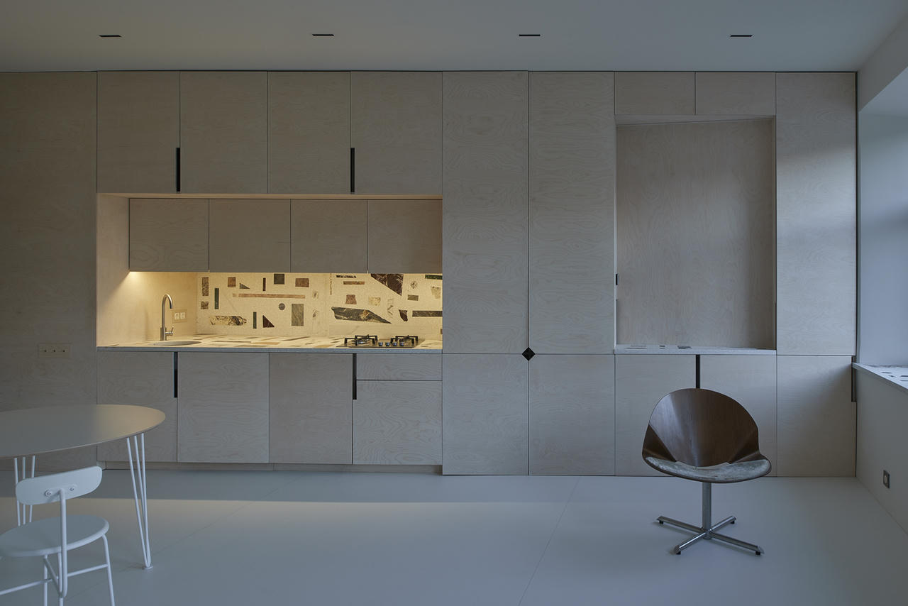 Đèn chùm thủy tinh phòng ăn do chủ nhân thiết kế. Bệ cửa sổ, mặt trên nhà bếp và sàn phòng tắm khảm đá mài được thu gom từ đá vụn. Công tắc inox do kiến ​​trúc sư thực hiện. Các chi tiết của nội thất phản ánh một cách tinh tế tính cách sáng tạo của chủ nhân.