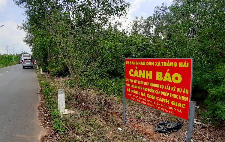 UBND xã Thắng Hải cắm biển cảnh báo dự án ma cạnh khu đất Alibaba rao bán nền. Ảnh: Việt Quốc.