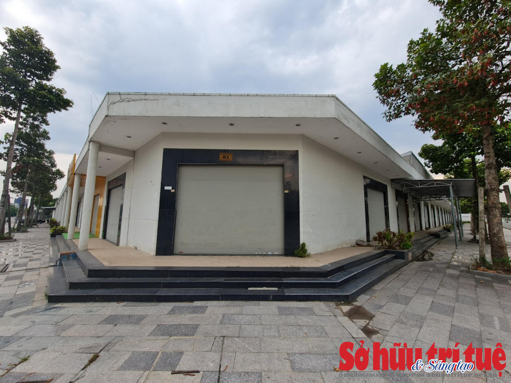 &nbsp;Tại góc đường Lê Duẩn – Hữu Nghị, hàng chục ki ốt vẫn đóng cửa im lìm dù nằm ở khu trung tâm Thành phố Mới. Nhiều ki ốt có dấu hiệu xuống cấp, nền nhà, sân nhà sụt lún.