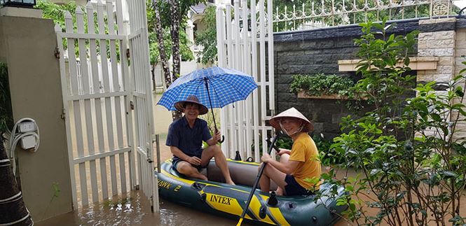 Bi hài Hà Nội: Ngồi thùng xốp, chèo xuồng vào ‘làng’ biệt thự triệu đô