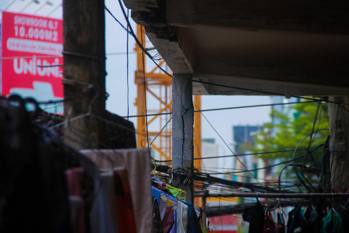 Người Sài Gòn sống trong chung cư xuống cấp, tường nhà nứt toác phải cột bằng dây kẽm, đổ sập bất cứ lúc nào