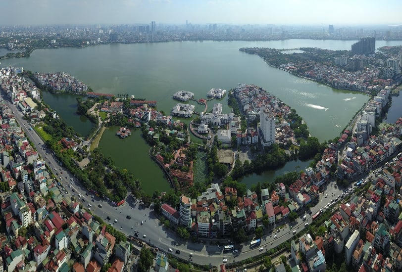 "Lá phổi xanh" Hồ Tây là hồ tự nhiên lớn nhất thành phố Hà Nội, hiện thuộc địa phận phường Tây Hồ. Đây là vết tích của dòng chảy cũ của sông Hồng. Hồ có diện tích hơn 500 ha với chu vi là khoảng 14,8 km