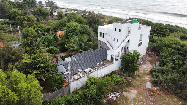 Phan Thiết: Biệt thự xây không phép giữa khu dân cư lụp xụp, tồi tàn