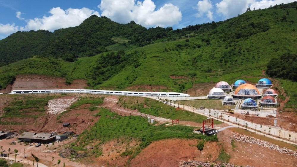 Công trình khu villa (hình quả cầu) cạnh khu khách sạn hình đoàn tàu bao gồm 09 căn, trong đó 06 căn nằm ngoài quy hoạch... Ảnh: Báo Xây dựng &nbsp;