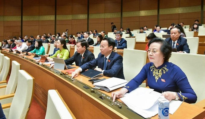 Các đại biểu bấm nút thông qua Luật sửa đổi, bổ sung một số điều của Luật Đất đai, Luật Nhà ở, Luật Kinh doanh bất động sản và Luật Các tổ chức tín dụng &nbsp;