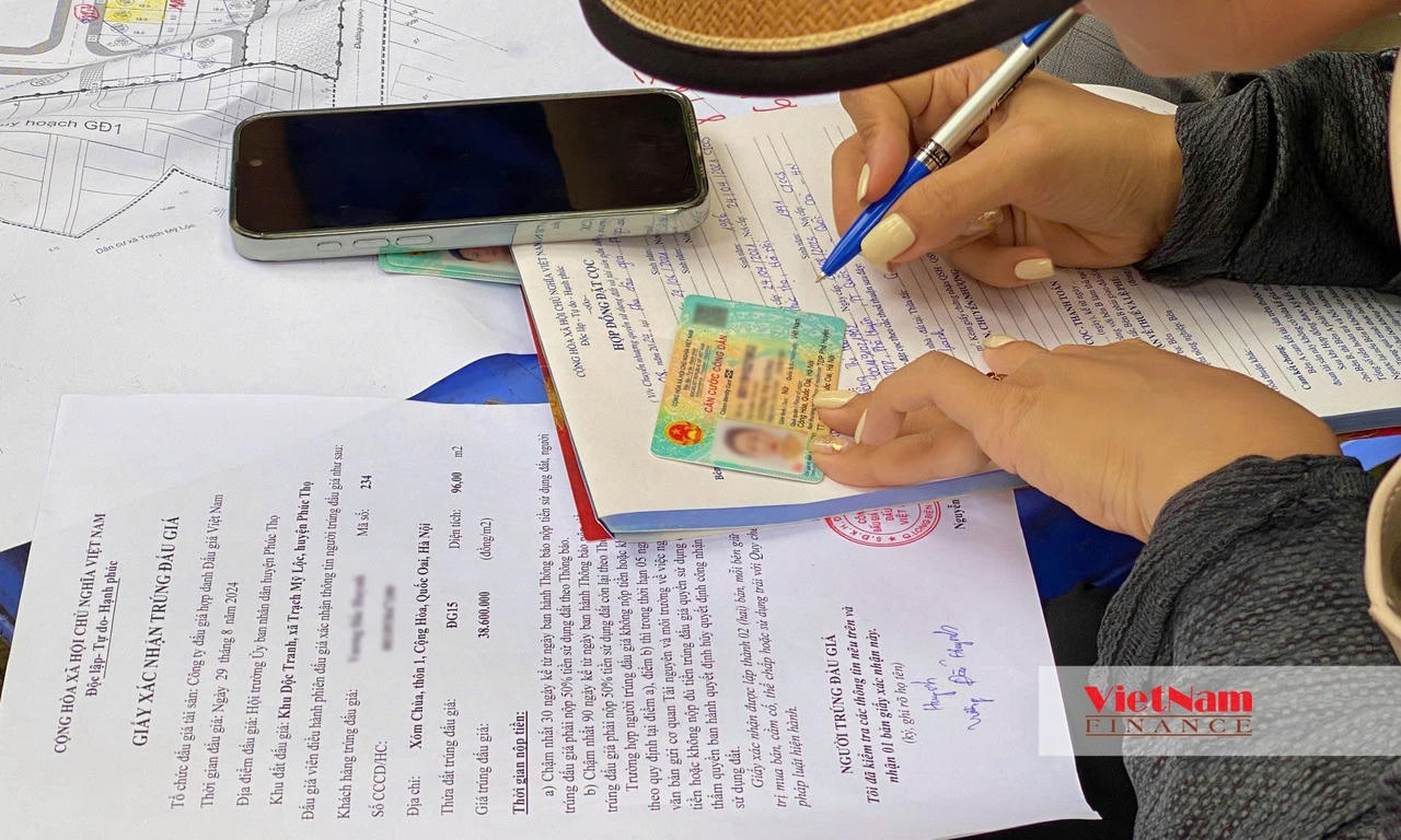 Trúng đấu giá đất Phúc Thọ - Hà Nội: Ra khỏi 'sàn', bán cọc chênh cả 300 triệu