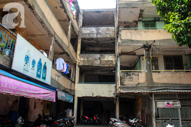 Khu chung cư Vĩnh Hội (quận 4, TP.HCM) đang xuống cấp trầm trọng và có thể sập bất cứ lúc nào.