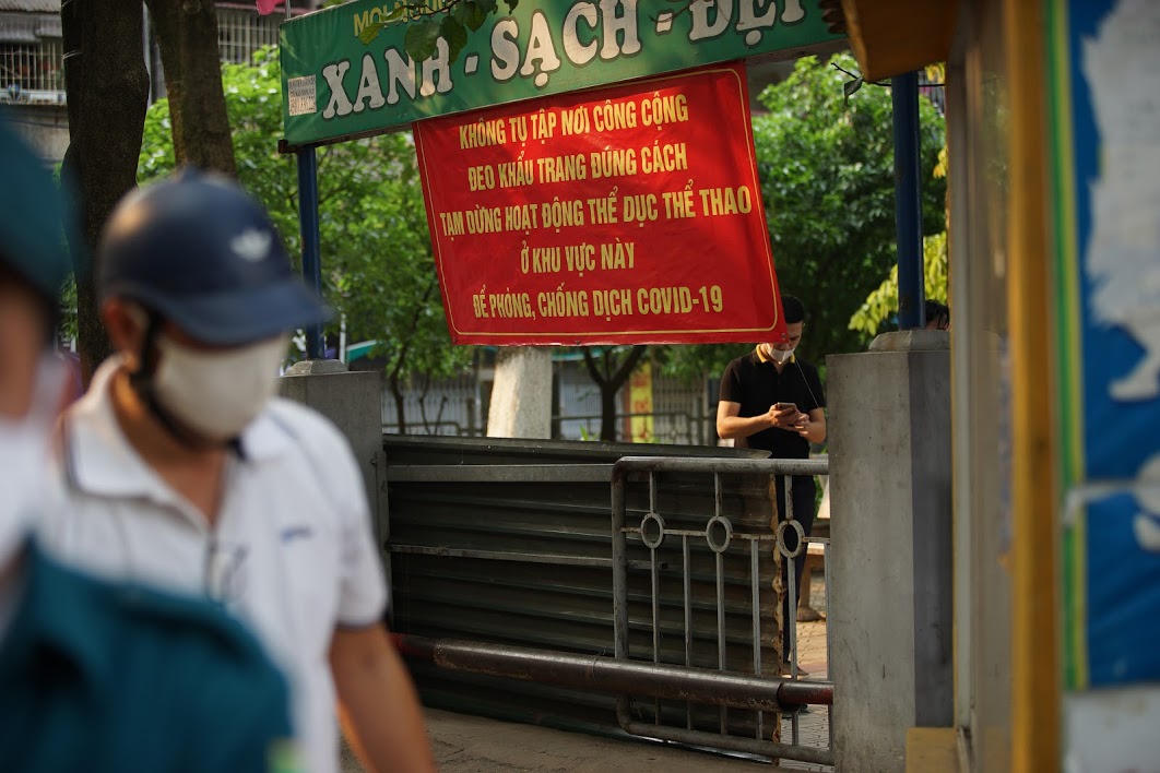 Hà Nội: Dựng rào chắn, treo biển cảnh báo không tụ tập nơi công cộng