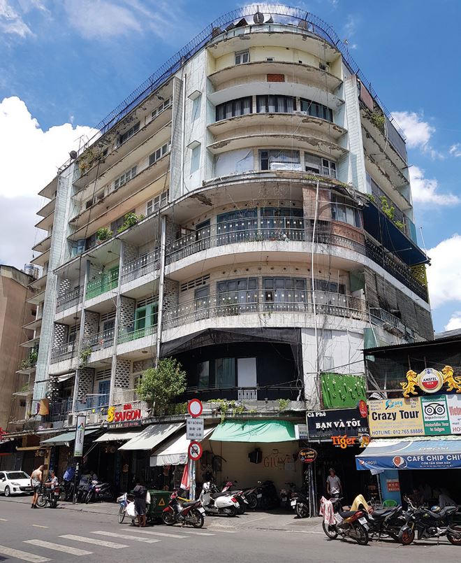 Nhìn bên ngoài vẫn còn chắc chắn, nhưng kết cấu bên trong Chung cư 155 - 157 Bùi Viện đã bị xuống cấp nghiêm trọng. Ảnh: Trọng Tín