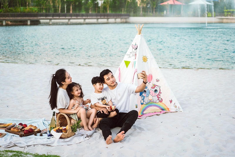 Chỉ vài bước chân từ thềm nhà, cả gia đình đã có thể trải nghiệm bờ cát trắng mịn trải dài như ở biển trong không gian xanh của công viên trung tâm Central Park. &nbsp;