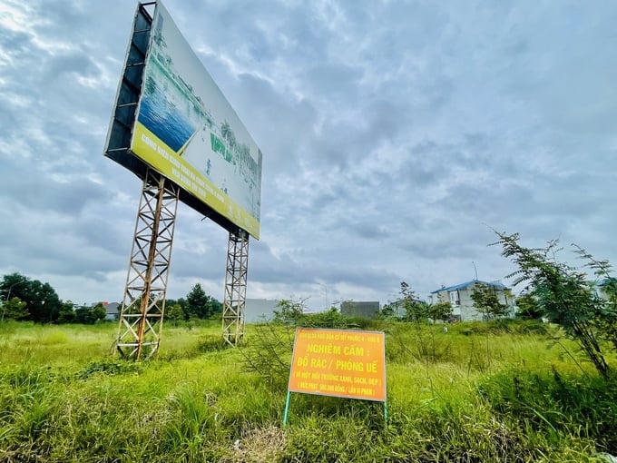 Hướng đến trở thành một trong những khu đô thị hiện đại nhưng đa phần đất trống và vắng bóng người thì chỉ sợ sau một khỏn thời gian những khu đất trống sẽ thành nơi để người ta phóng uế và đổ xà bần