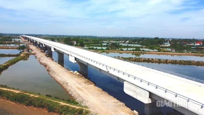 Hình hài cây cầu vượt dài nhất tỉnh bắc qua dòng chính của sông Mã sắp khánh thành