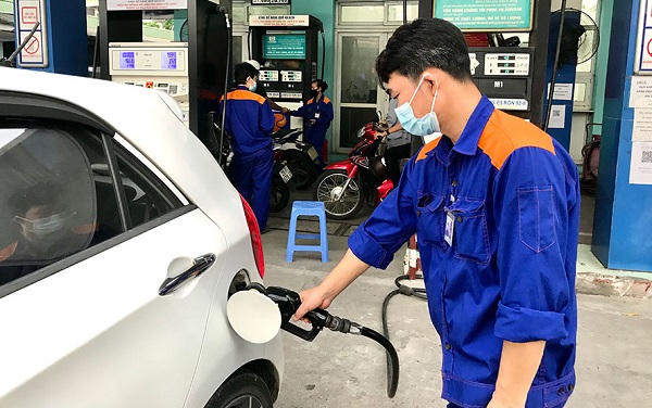 Xăng dầu đồng loạt tăng giá mạnh, RON 95 lên sát 23.000 đồng/lít 