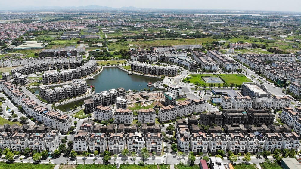 Đồng quan điểm, theo ông Đinh Minh Tuấn, Giám đốc Batdongsan.com.vn khu vực miền Nam, việc cấm phân lô bán nền có thể làm giảm tình trạng phân lô tràn lan, nguồn cung ra ngoài thị trường cũng trở nên “co lại”, giúp giảm tình trạng lãng phí tài nguyên đất. Tuy nhiên hoạt động mua bán đất nền trong thời gian tới cũng chịu ảnh hưởng. Giai đoạn đầu, thị trường đất nền sẽ chao đảo bởi hiện nay 90% giao dịch mua bán đất nền trên thị trường là đất phân lô.