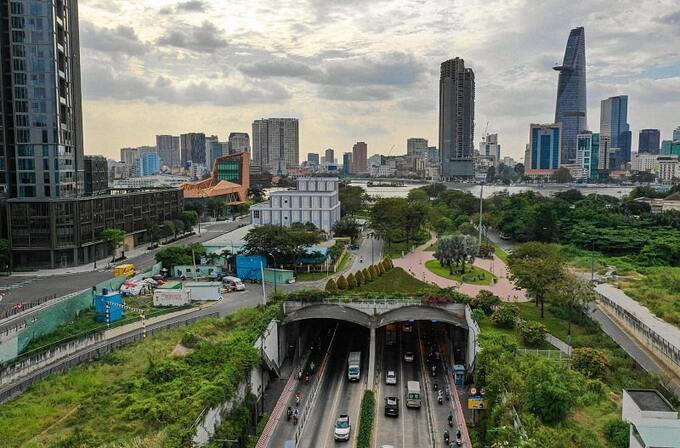 Nổi bật giữa lòng TP. HCM năng động, hầm Thủ Thiêm hiện diện như một "chiếc võng khổng lồ" ôm trọn dòng sông Sài Gòn. Ảnh: Internet