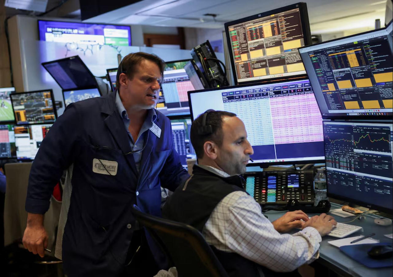 Các nhà giao dịch làm việc trên sàn tại Sàn giao dịch chứng khoán New York (NYSE) ở Thành phố New York, Mỹ, ngày 1/7/2025. (Ảnh: REUTERS/Jeenah Moon)