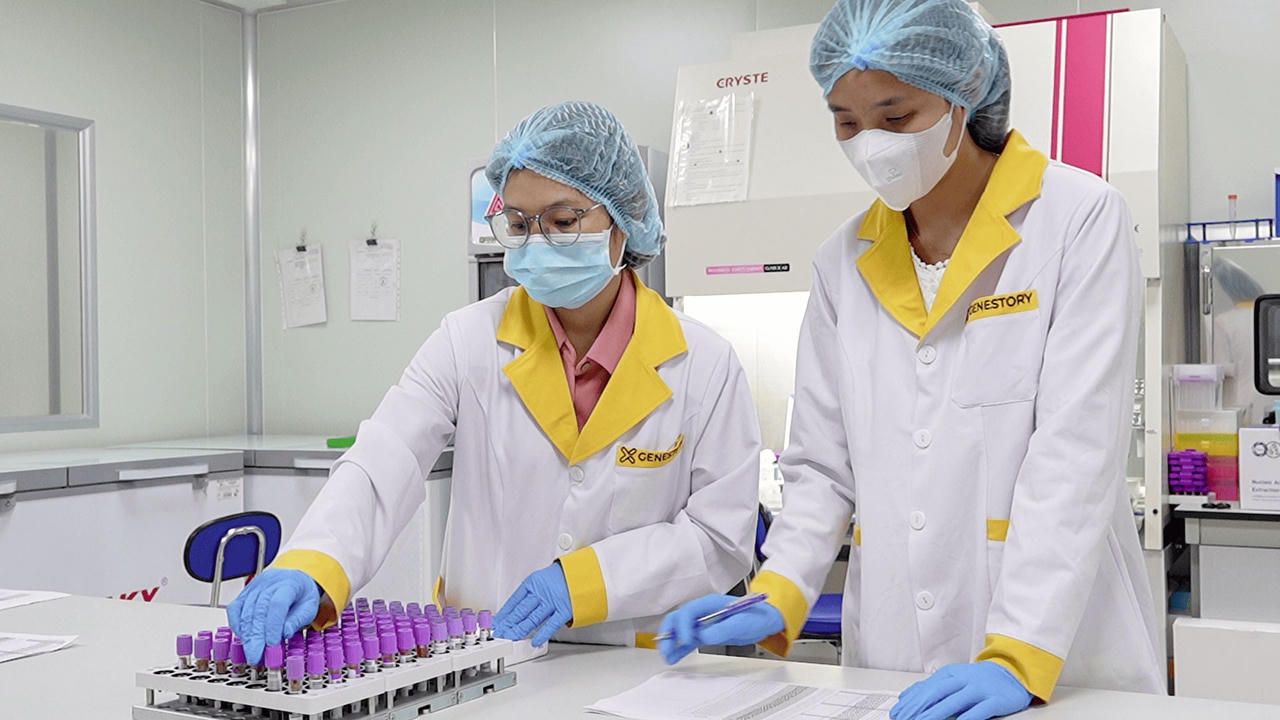 Kỹ thuật viên phòng Lab của GeneStory triển khai tách chiết ADN góp phần lưu trữ kết quả vào hệ thống cơ sở dữ liệu quốc gia về.