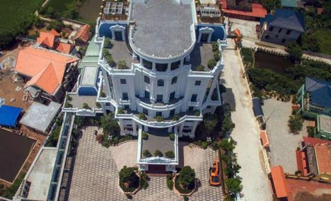 Tại xã Nam Hưng (huyện Tiền Hải, tỉnh Thái Bình), đại gia Phát "dầu" cũng sở hữu một tòa lâu đài tráng lệ khác giữa cánh đồng lúa xanh ngát. &nbsp;