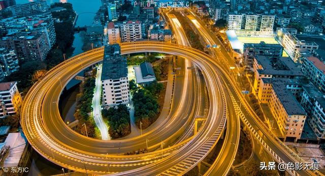 Tòa chung cư 8 tầng bị vây kín 360 độ bởi cầu vượt cao tốc chỉ vì một lý do