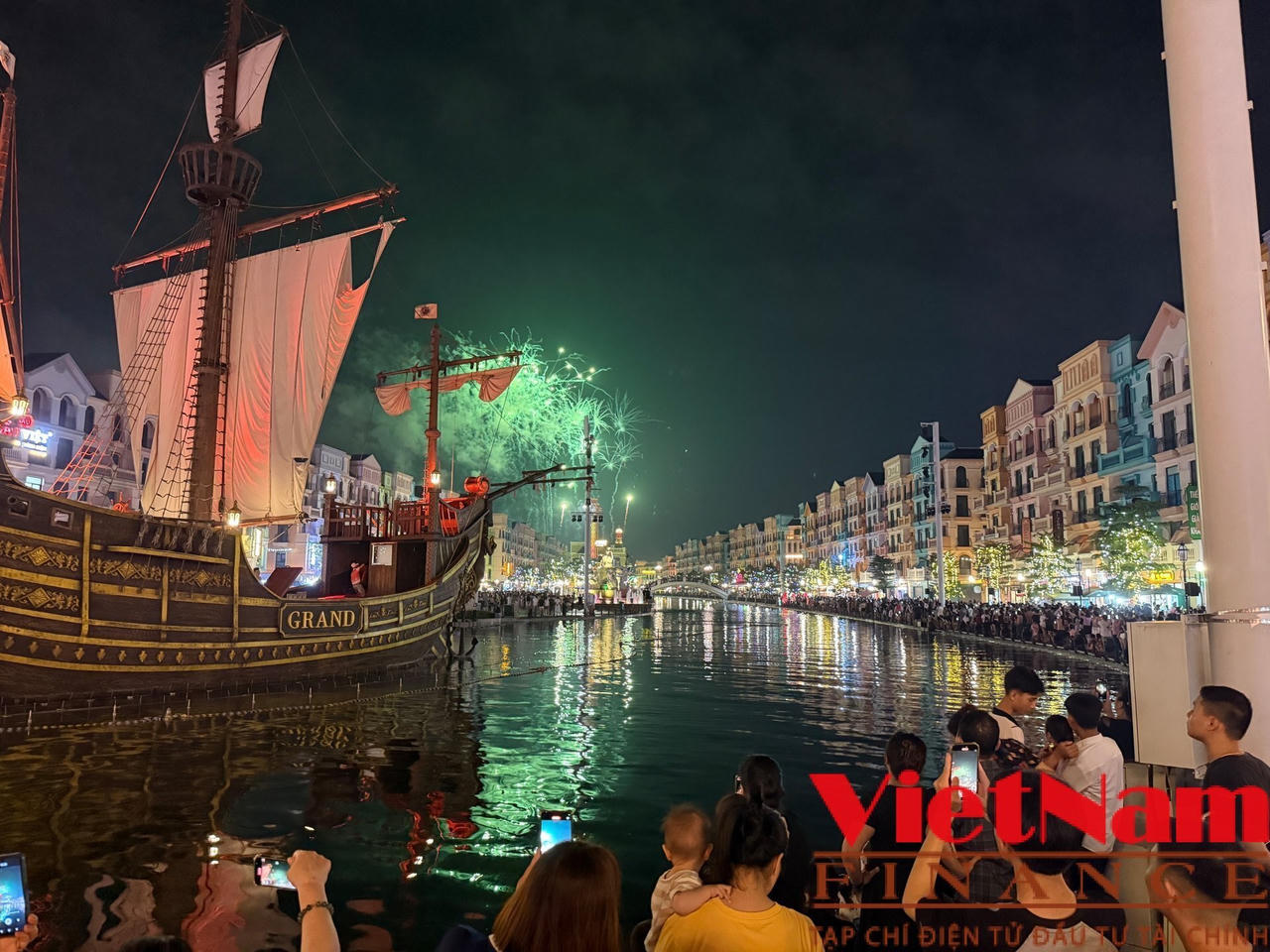 Phố đêm rực sáng tại Khu đô thị Ocean Park ở Hưng Yên