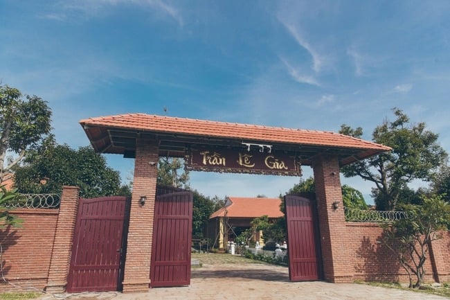 Bên ngoài biệt phủ của Lý Nhã Kỳ