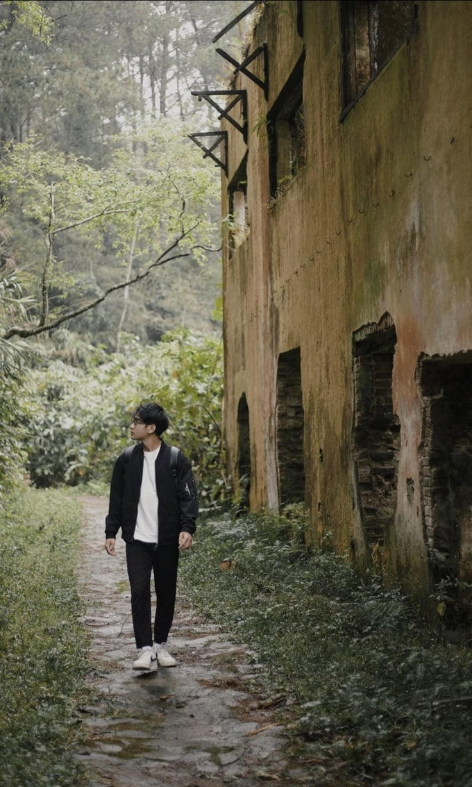 Hoàng Huy Hiếu đến tham quan căn biệt thự cổ