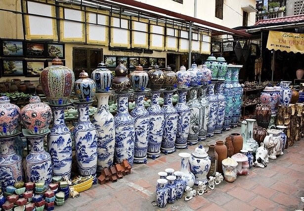 Sản phẩm gốm sứ Bát Tràng tại Trung tâm thương mại chợ Bát Tràng.&nbsp; &nbsp;