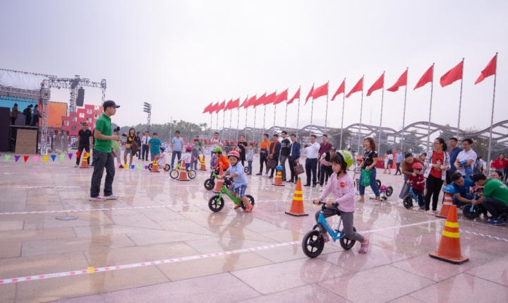 
Hoạt động team building sôi nổi đem lại tinh thần thư giãn, khỏe mạnh cho các gia đình&nbsp;
