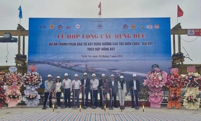 Nghi thức lễ hợp long cầu Hưng Đức bắc qua sông Lam trên tuyến đường bộ cao tốc Bắc- Nam đoạn Diễn Châu- Bãi Vọt.