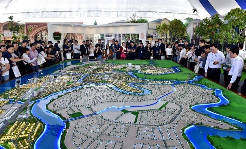 Thanh khoản sụt giảm, bế tắc trong huy động vốn, thiếu hụt dòng tiền… nhiều doanh nghiệp bất động sản buộc phải cắt giảm nhân sự, giảm lương nhân viên