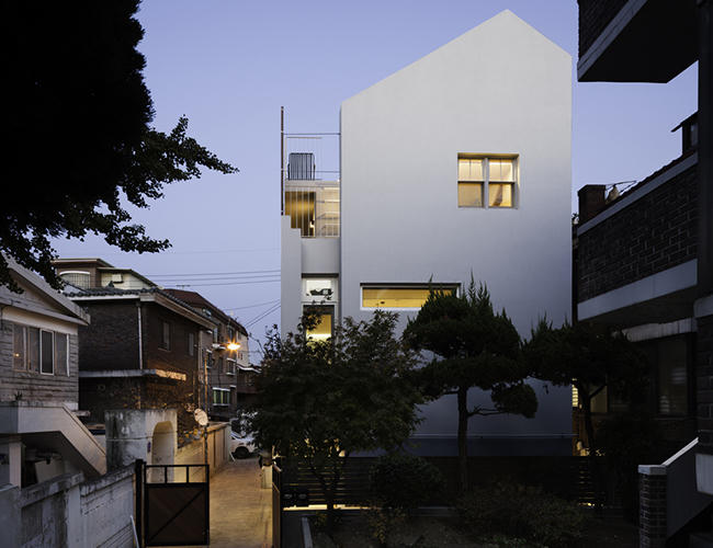 "Giật mình" ngắm căn nhà khác lạ giữa lòng phố cổ hình ảnh 2 "giat minh" ngam can nha khac la giua long pho co hinh anh 2