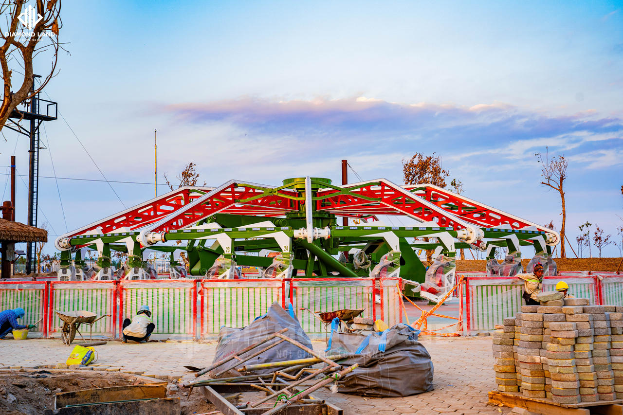 Công nhân đang hoàn thiện các hạng mục trò chơi tại Dự án.