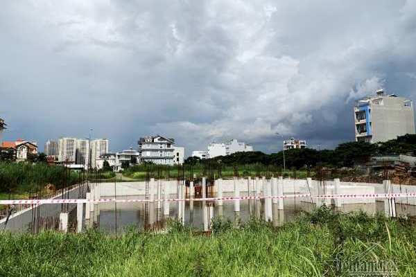 Chuyện lạ ở TP.HCM: Nơi giá đất 300 triệu đồng/m2, biệt thự xây dở không người ở