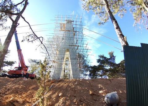 Phá rừng thông xây cầu du lịch: Quyết tâm làm!