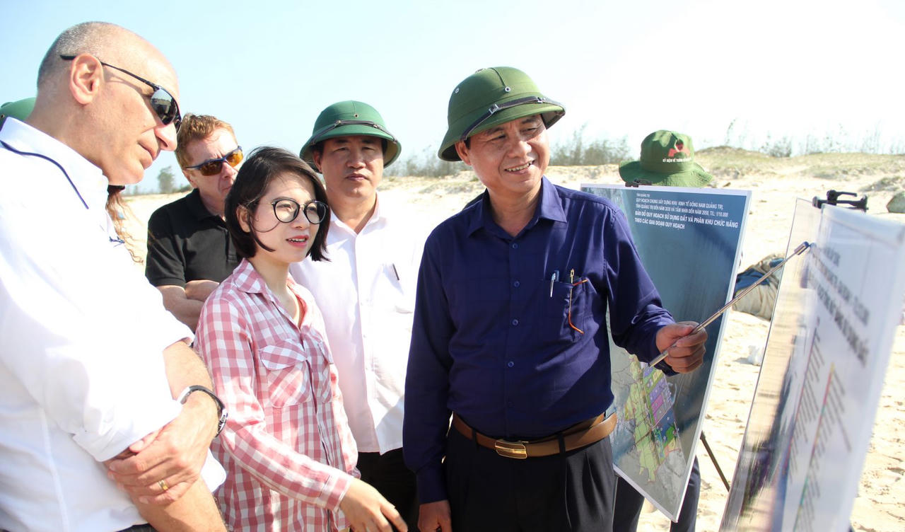 Chủ tịch UBND tỉnh Quảng Trị, ông Võ Văn Hưng giới thiệu tiềm năng, thế mạnh, chính sách liên quan đến Khu kinh tế Đông Nam Quảng Trị với nhà đầu tư nước ngoài. Ảnh: Đ.H &nbsp;