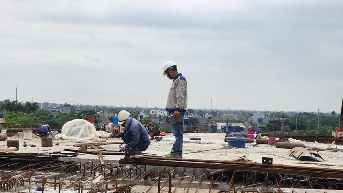 Kỹ sư đang chỉ đạo thi công xử lý khe co giãn mặt cầu. Ảnh: Báo Giao thông