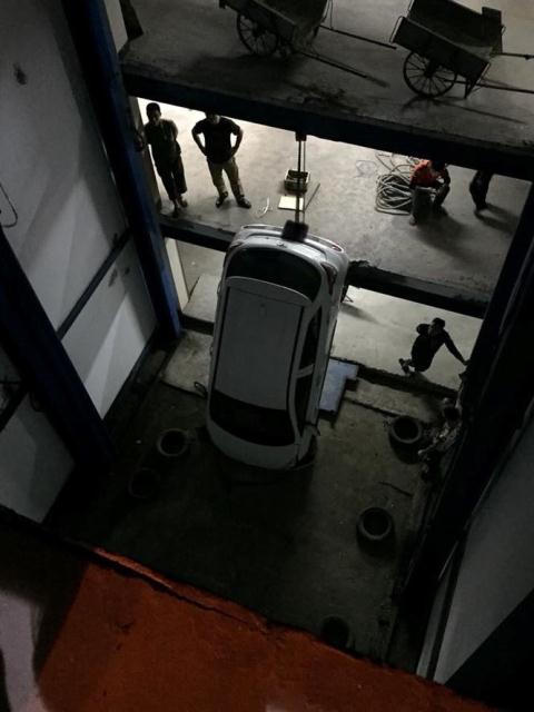 Nhot chuc oto trong ham chung cu&nbsp;vi su co hi huu&nbsp;